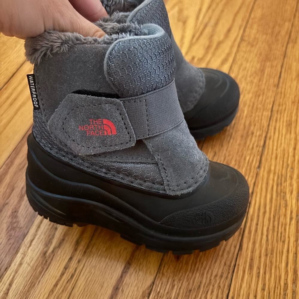 The North Face Alpenglow II Gray and Black Toddler Kids' Boots, size 7